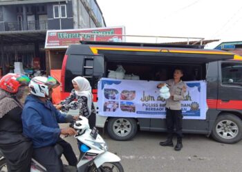 Berbagi Kebahagiaan Di Jumat Berkah, Polres Bener Meriah Bagikan Nasi Kotak Kepada Masyarakat