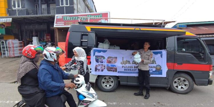 Berbagi Kebahagiaan Di Jumat Berkah, Polres Bener Meriah Bagikan Nasi Kotak Kepada Masyarakat