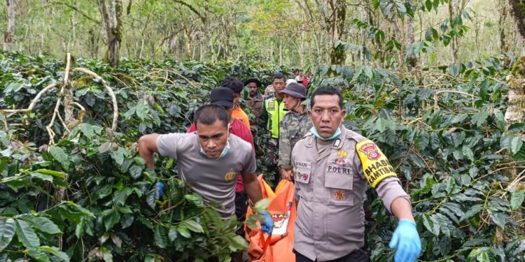 Polisi Dan Warga Temukan Mayat Wanita Di Kebun Kopi Kampung Uning Teritit