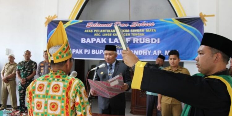 Pj. Bupati Aceh Tengah Subhandhy Lantik Latif Rusdi Sebagai Mukim Singah Mata