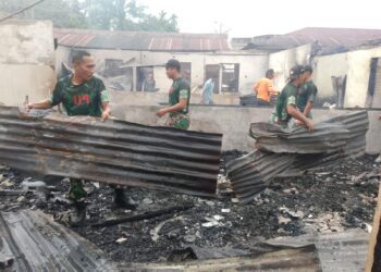 Prajurit Kompi Senapan A Yonif 114/SM Sigap Atasi Kebakaran di Lawe Pehkedinen
