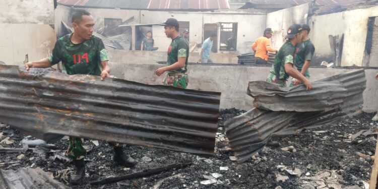 Prajurit Kompi Senapan A Yonif 114/SM Sigap Atasi Kebakaran di Lawe Pehkedinen