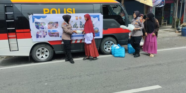 Polres Bener Meriah Bagikan Nasi Gratis Untuk Warga
