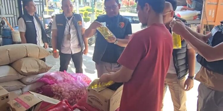 Satreskrim Polres Aceh Tengah Cek Volume Minyak Goreng Di Sejumlah Pasar