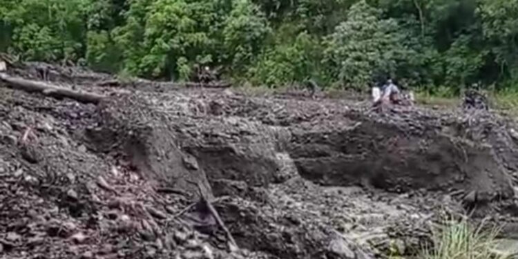 Lagi Lagi, Banjir Bandang Dan Longsor Menghantam Jalan Menuju Samar Kilang 