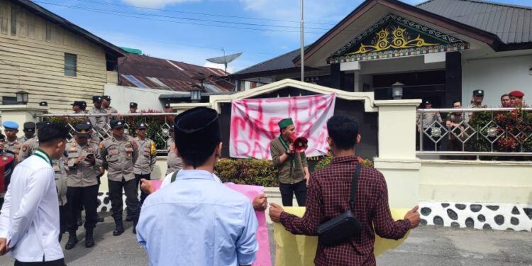 Ada Tulisan ” Kejari Mafia Dana Desa” Dalam Aksi Demontrasi Aliansi MMPK – AT