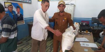 Pembagian Bantuan Beras Untuk Masyarakat Kampung Bebesen