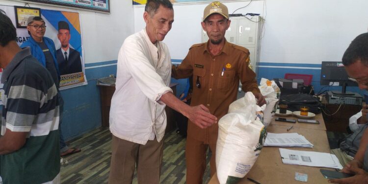 Pembagian Bantuan Beras Untuk Masyarakat Kampung Bebesen