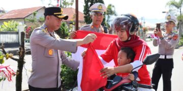 Sambut HUT RI Ke 80, Polres Aceh Tengah Dan Bhayangkari Bagikan Bendera Merah Putih Gratis