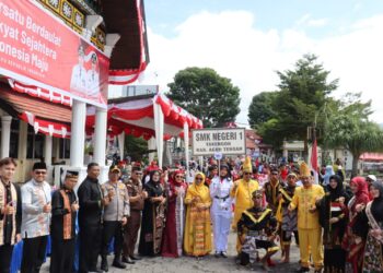 Ribuan Peserta Karnaval Semarakkan HUT RI Ke-80, Kapolres Dan Forkopimda Turun Menyapa