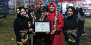 Siswa SMA Negeri 4 Takengon Menerima Sertifikat Juara I Dari Sanggar Nayu