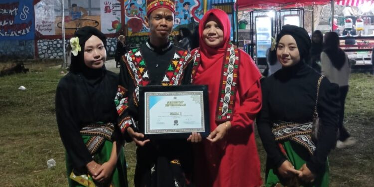 Siswa SMA Negeri 4 Takengon Menerima Sertifikat Juara I Dari Sanggar Nayu