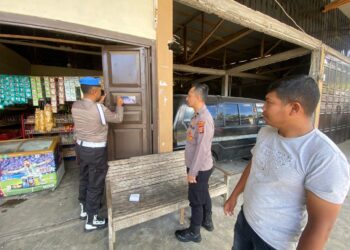 “Ngopi Boleh, Narkoba Jangan”, Polres Aceh Tengah Tempel Brosur Himbauan