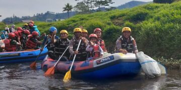 Kapolres Aceh Tengah Turun Kutip Sampah di Aliran Sungai Peusangan Bersama Komunitas Dan Pemuda Gayo