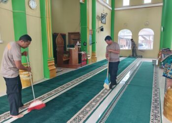 Jumat Bersih, Jajaran Polres dan Polsek Aceh Tengah Kompak Bersama Warga di Lingkungan Dan Masjid