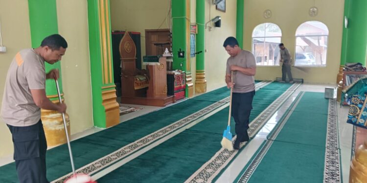 Jumat Bersih, Jajaran Polres dan Polsek Aceh Tengah Kompak Bersama Warga di Lingkungan Dan Masjid