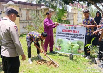 Dukung Program Penghijauan Polda Riau, Polsek Bunut Tanam Pohon Mangga di SMP 01 Bunut
