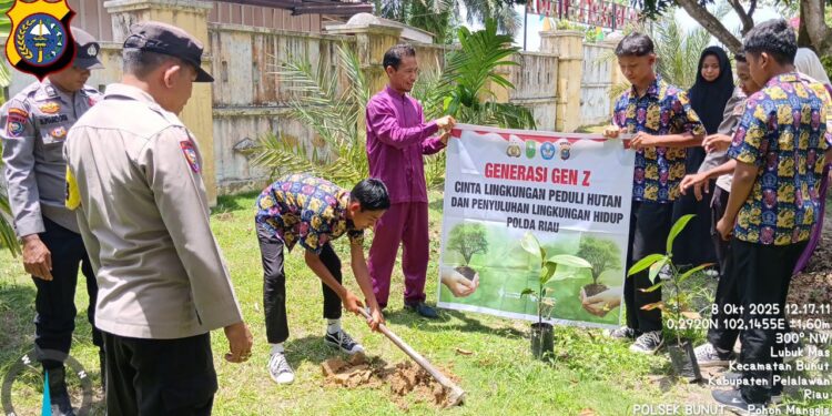 Dukung Program Penghijauan Polda Riau, Polsek Bunut Tanam Pohon Mangga di SMP 01 Bunut