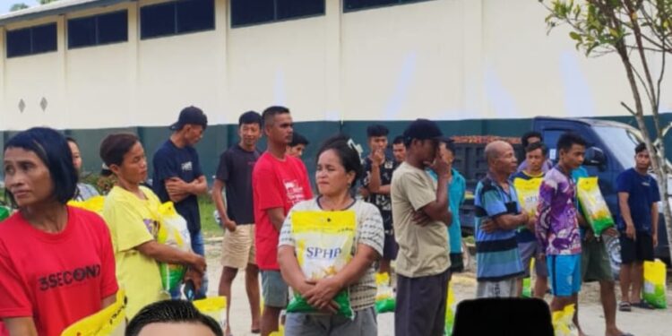 Jum’ at Berkah PT Green Palma Riau Jaya Bagikan 1 Ton Beras, Dirut Pebriyan Winaldi Tegaskan “Kami Hadir untuk Rakyat”