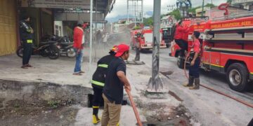 Sebuah Jiregen Diduga Berisi Solar Tumpah Dan Berapi Di Tansaril Membakar Plang Menjahit  