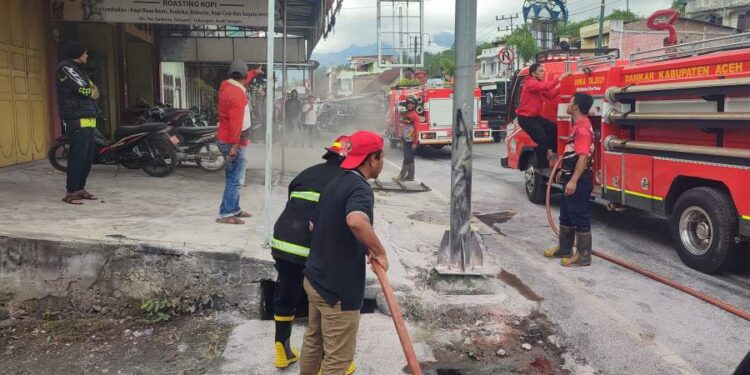 Sebuah Jiregen Diduga Berisi Solar Tumpah Dan Berapi Di Tansaril Membakar Plang Menjahit  