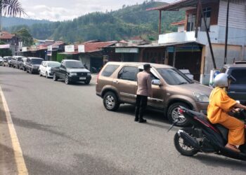 Polsek Bebesen Terus Lakukan Pengaturan Arus Lalin Di Tiga SPBU, Wujudkan Kelancaran Dan Kenyamanan