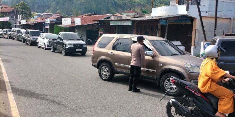 Polsek Bebesen Terus Lakukan Pengaturan Arus Lalin Di Tiga SPBU, Wujudkan Kelancaran Dan Kenyamanan