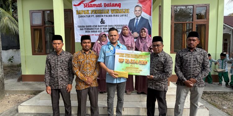 Kader Gerindra dan Direktur Utama Gren Palma Jaya Riau  Pebriyan Wnaldi Bangun Toilet dan Bayarkan Gaji Guru yang Lama Tertunda