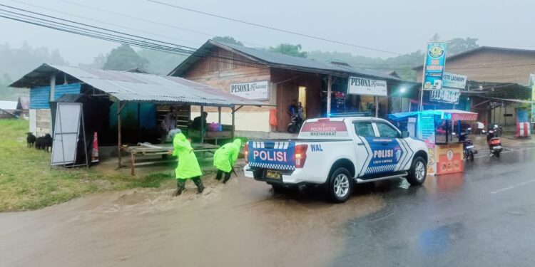 Hujan Deras Bukan Halangan, Satlantas Polres Aceh Tengah Bergerak Cepat Tangani Banjir dan Kelancaran Arus