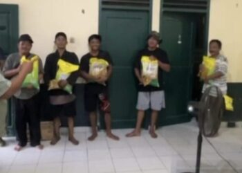 Hujan Deras, Pebriyan Winaldy Bantu Warga Kepau Jaya Dan Karyawan 2 Ton Beras Dan Paket Sembako