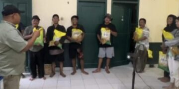 Hujan Deras, Pebriyan Winaldy Bantu Warga Kepau Jaya Dan Karyawan 2 Ton Beras Dan Paket Sembako
