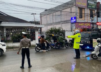 Meski Diguyur Hujan Fan Dingin, Satlantas Polres Aceh Tengah Tetap Hadir Atur Lalu Lintas