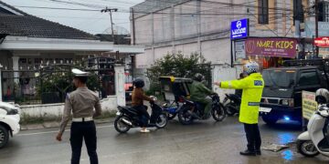 Meski Diguyur Hujan Fan Dingin, Satlantas Polres Aceh Tengah Tetap Hadir Atur Lalu Lintas