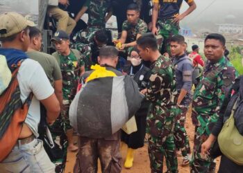 Perduli Bencana, Relawan “Patner Berbagi” Berikan Nasi Kepada Warga Menuju Camp Permata