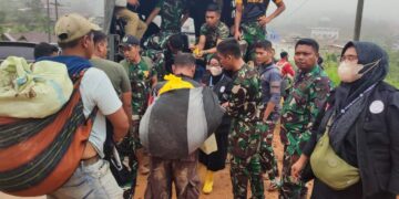 Perduli Bencana, Relawan “Patner Berbagi” Berikan Nasi Kepada Warga Menuju Camp Permata