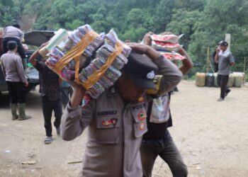 Kapolres Aceh Tengah Salurkan Bantuan Kepada Warga Kecamatan Celala Terisolir 