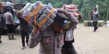 Kapolres Aceh Tengah Salurkan Bantuan Kepada Warga Kecamatan Celala Terisolir 