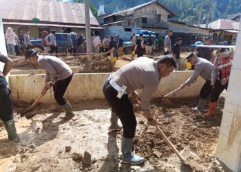 Polres Aceh Tengah Kawal Bantuan Komunitas Mobil Land Rover Club Aceh, Lanjutkan Gotong Royong Bersihkan Masjid