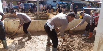 Polres Aceh Tengah Kawal Bantuan Komunitas Mobil Land Rover Club Aceh, Lanjutkan Gotong Royong Bersihkan Masjid