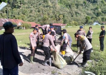 Polsek Silihnara Dan Brimob Polda Aceh Gotong Royong Pembersihan Perbaikan Tempat Ibadah