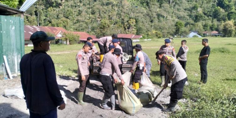 Polsek Silihnara Dan Brimob Polda Aceh Gotong Royong Pembersihan Perbaikan Tempat Ibadah