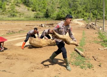 Polri Bersama Rakyat, Gotong Royong Serentak Dan Respons Cepat Pulihkan Akses Jalan Pascabencana