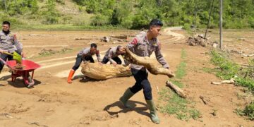 Polri Bersama Rakyat, Gotong Royong Serentak Dan Respons Cepat Pulihkan Akses Jalan Pascabencana