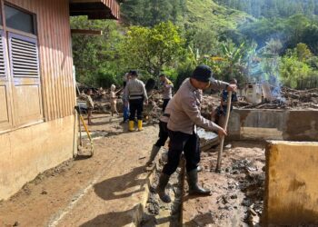 Polisi Gotong Royong Bersihkan Rumah Warga Pascabencana Di Kampung Kenawat