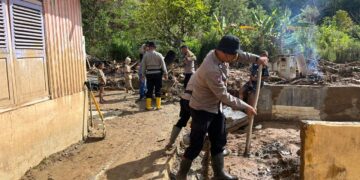 Polisi Gotong Royong Bersihkan Rumah Warga Pascabencana Di Kampung Kenawat