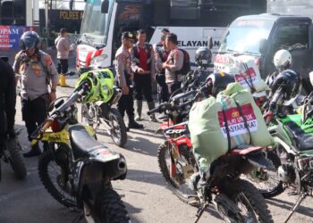 Kapolres Aceh Tengah Bersama BKO Brimob Distribusikan Logistik Dan Sling Ke Desa Terisolir