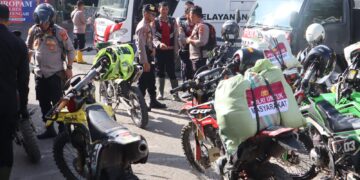 Kapolres Aceh Tengah Bersama BKO Brimob Distribusikan Logistik Dan Sling Ke Desa Terisolir