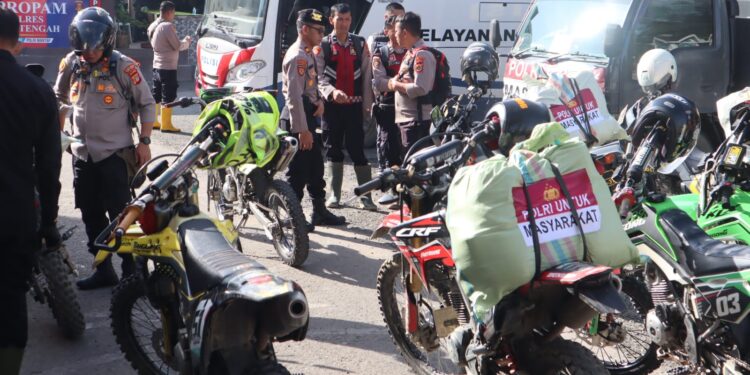 Kapolres Aceh Tengah Bersama BKO Brimob Distribusikan Logistik Dan Sling Ke Desa Terisolir
