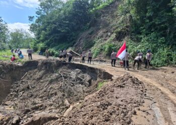 Polri Hadir Jangkau Desa Terisolir, Gotong Royong Fokus Bersihkan Akses Jalan Di Silihnara