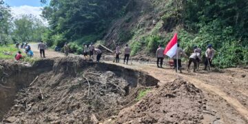 Polri Hadir Jangkau Desa Terisolir, Gotong Royong Fokus Bersihkan Akses Jalan Di Silihnara